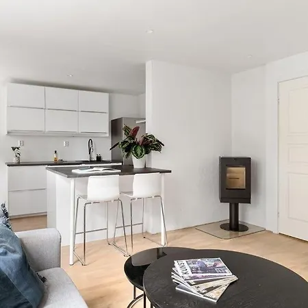 Apartment Urban Retreat, Traditional Wooden House In *