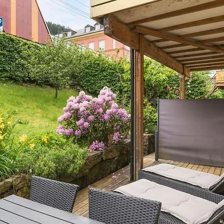 Leilighet Urban Retreat, Traditional Wooden House In