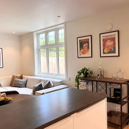 Central Apartment With Private Garden And 18Sqm Terrace ベルゲン