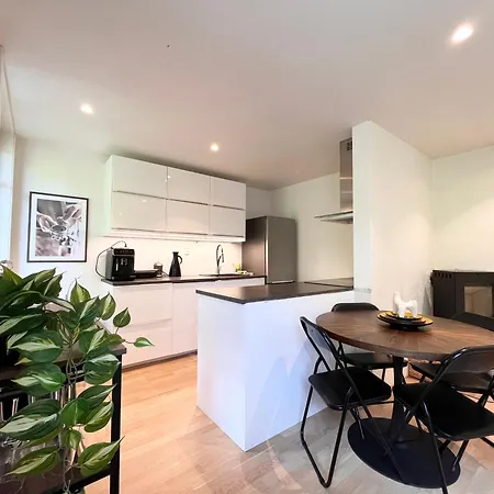 Διαμέρισμα Central Apartment With Private Garden And 18Sqm Terrace *
