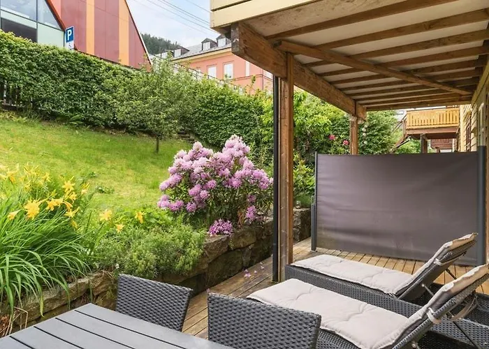 Apartment Urban Retreat, Traditional Wooden House In
